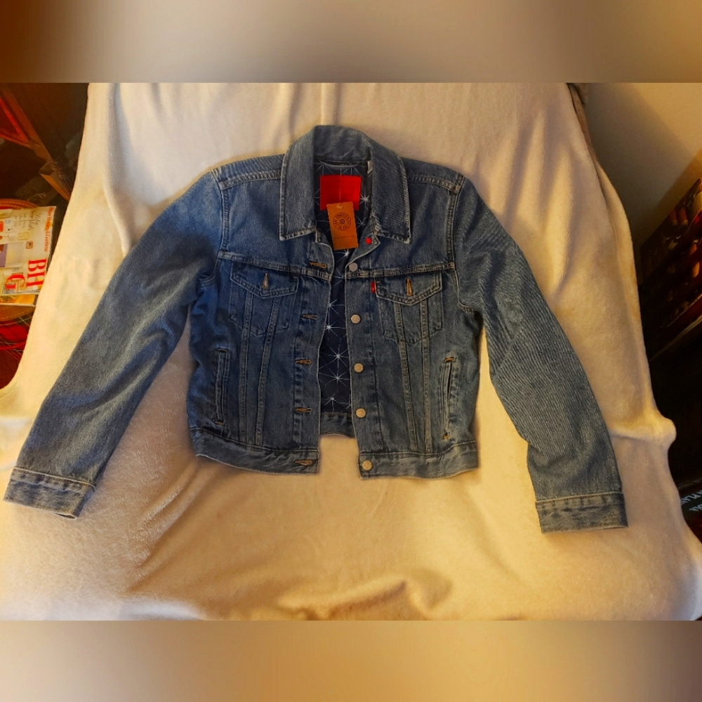 Womens Levi's blue denim trucker jacket NWT size large in a girls